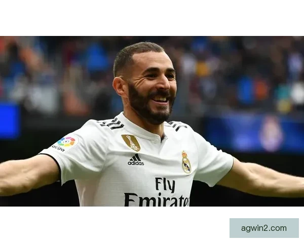 以故意气罗哥为背景本泽马高调晒图加盟新月降维打击剑指冠军中心 以故意气罗哥为背景本泽马高调晒图加盟新月降维打击剑指冠军中心